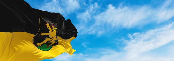 구름낀 배경에 하이델 베르크의 파노라마처럼 보이는 공화국 깃발을 — 스톡 사진