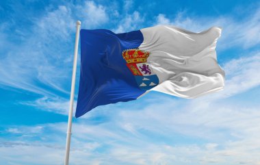 Las Palmas bayrağı, İspanya, bulutlu arka plan günbatımında, panoramik manzara. İspanyol seyahati ve vatanseverlik kavramı. Geniş afiş afiş için boşluk kopyala