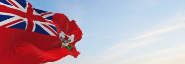 Bermuda 'nın resmi bayrağı bulutlu arka planda, günbatımında, panoramik manzara. Vatansever ve seyahat kavramı. Geniş afiş afiş için boşluk kopyala. 3d illüstrasyon