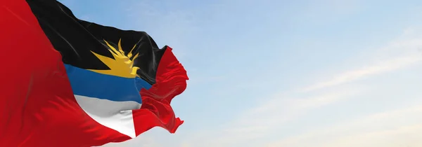 Oficiální Vlajka Antiguy Barbudy Oblačném Pozadí Oblohy Při Západu Slunce — Stock fotografie