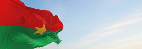 Официальный Флаг Буркина Фасо Облачном Фоне Неба Закате Панорамный Вид — стоковое фото
