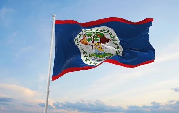 Oficiální Vlajka Belize Oblačném Pozadí Oblohy Při Západu Slunce Panoramatický — Stock fotografie