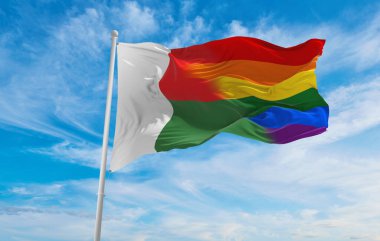 Madagaskar bayrağının ulusal lgbt bayrağı bulutlu gökyüzünde rüzgarda dalgalanıyor. Özgürlük ve aşk kavramı. Gurur ayı. Eylemcilik, toplum ve özgürlük kavramı. Uzayı kopyala 3d illüstrasyon