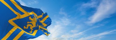 Doğu Lothian bayrağı bulutlu arka planda gün batımında, panoramik manzara. Büyük Britanya Birleşik Krallığı, İngiltere. Geniş afiş afiş için boşluk kopyala. 3d illüstrasyon