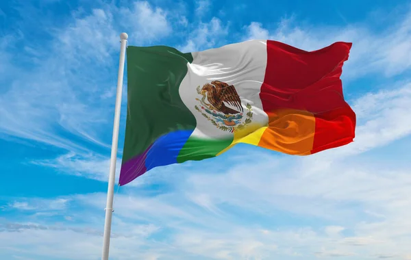 Flaga Narodowa Meksyku Machająca Wietrze Zachmurzonym Niebie Wolność Miłość Duma — Zdjęcie stockowe