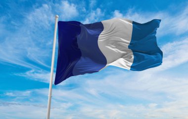 Bulutlu gökyüzünde rüzgarda dalgalanan Amerikan bayrağı. Özgürlük ve aşk kavramı. Gurur ayı. Eylemcilik, toplum ve özgürlük kavramı. Uzayı kopyala 3d illüstrasyon