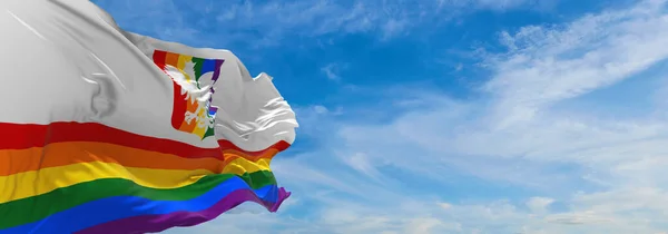 Bandeira Orgulho Gay Polônia Acenando Vento Céu Nublado Conceito Liberdade — Fotografia de Stock