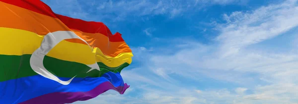Eşcinsel Gururu Bayrağı Bulutlu Gökyüzünde Rüzgarda Dalgalanan Türkiye Özgürlük Aşk — Stok fotoğraf