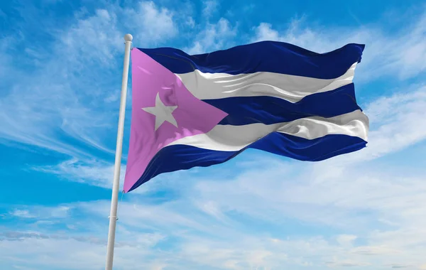 Σημαία Του Bisexual Κούβα Κυματίζει Στον Άνεμο Στο Συννεφιασμένο Ουρανό — Φωτογραφία Αρχείου