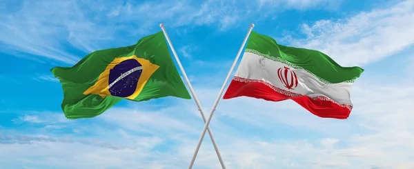 Proplouvaly Národními Vlajkami Brazílie Íránu Vlnily Větru Zamračené Obloze Symbolizující — Stock fotografie