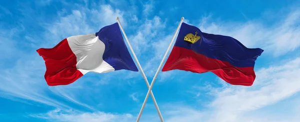 프랑스 국기와 리히텐슈타인 구름낀 하늘에서 바람에 흔들리고 있었다 관계를 상징하고 — 스톡 사진