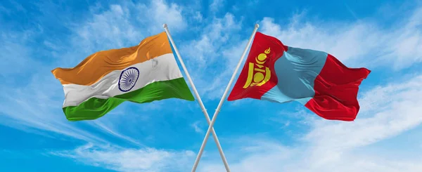 Překročil Národní Vlajky Indie Mongolska Vlajka Vlnící Větru Zatažené Obloze — Stock fotografie