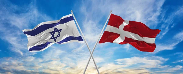 イスラエルの国旗と 曇天の風になびく旗とを交差させました 両国間の旅行を象徴する スペースのコピー — ストック写真