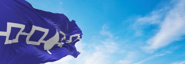 Iroquois Konfederasyonu bayrağı, Kanada günbatımında bulutlu gökyüzü arka planı, panoramik manzara. Kanada seyahati ve vatanseverlik kavramı. Geniş afiş afiş için boşluk kopyala