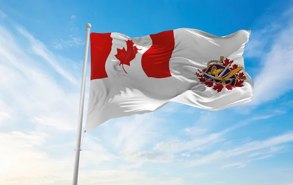 カナダ軍の旗 日没の曇った空の背景でのカナダ パノラマビュー カナダの旅行と愛国者の概念 ワイドバナー用のコピースペース — ストック写真