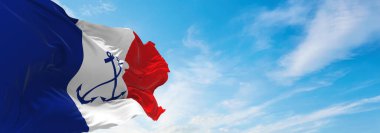 Marque CEMM bayrağı, Fransız Donanması Personel Şefi, Fransa, günbatımında bulutlu gökyüzü arka planı, panoramik manzara. Fransız seyahati ve vatanseverlik kavramı. Geniş afiş afiş için boşluk kopyala