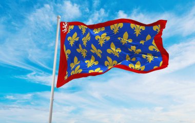 Günbatımında bulutlu arka planda Fransa Sarthe Departmanı bayrağı, panoramik manzara. Fransız seyahati ve vatanseverlik kavramı. Geniş afiş afiş için boşluk kopyala