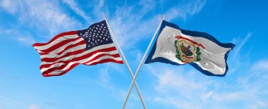 ABD ve Batı Virginia 'nın iki bayrağı güneşli bir günde gökyüzüne karşı bayrak direkleri üzerinde rüzgarda sallanıyor. 3d illüstrasyon