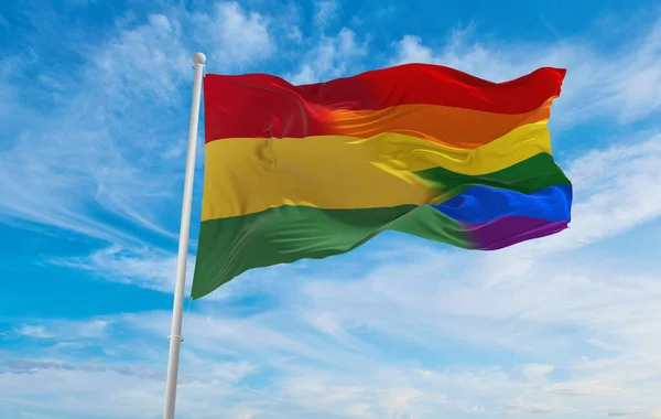 Bolivya Bayrağının Ulusal Lgbt Bayrağı Bulutlu Gökyüzünde Rüzgarda Dalgalanıyor Özgürlük — Stok fotoğraf