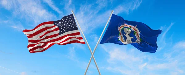 Два Флага Сша Государства Северных Марианских Островов Машущих Ветром Флагштоках — стоковое фото