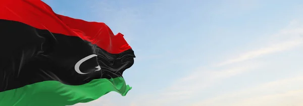 리비아의 깃발은 점없는 하늘에서 일몰을 배경으로 파노라마처럼 보인다 애국자와 깃발을 — 스톡 사진