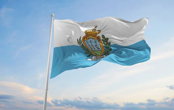 Официальный Флаг Сан Марино Облачном Фоне Неба Закате Панорамный Вид — стоковое фото