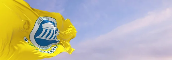 美国维吉尼亚州阿灵顿县的旗帜 日落时天空乌云密布 全景尽收眼底 关于维吉尼亚州阿灵顿的爱国观念 以及为大旗复制空间 3D说明 — 图库照片