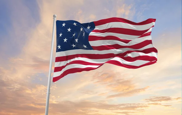 1777 1795年的美国国旗在日落时的云天背景下飘扬 关于国家的爱国观念 国旗日 3D说明 — 图库照片