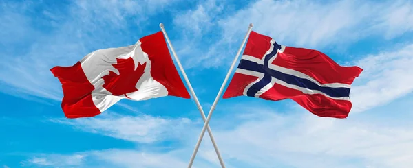 Cruzaram Bandeiras Nacionais Canadá Noruega Acenando Vento Céu Nublado Simbolizando — Fotografia de Stock