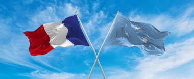 Fransa ve Mikronezya Birleşik Devletleri bayraklarını aştı bulutlu gökyüzünde rüzgarda dalgalanan bayrak. İlişkiyi, diyaloğu, iki ülke arasında seyahat etmeyi sembolize ediyor. Boşluğu kopyala