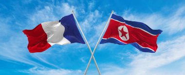 Fransa ve Kuzey Kore bayraklarını aşıp bulutlu gökyüzünde rüzgarda dalgalanan bayrak. İlişkiyi, diyaloğu, iki ülke arasında seyahat etmeyi sembolize ediyor. Uzayı kopyala 3d illüstrasyon