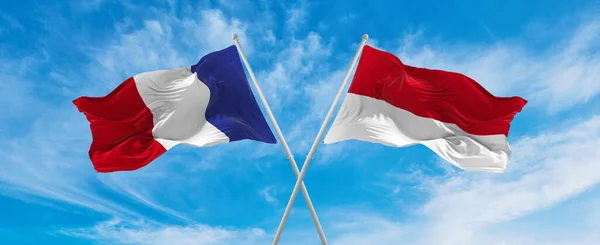 曇った空にはフランス国旗とモナコ国旗が風になびいていた 両国間の旅行を象徴する スペースのコピー — ストック写真
