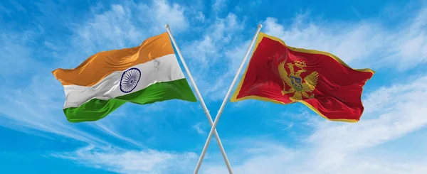 Překročil Národní Vlajky Indie Černé Hory Vlající Větru Zatažené Obloze — Stock fotografie