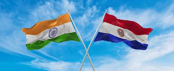 Přeplouvaly Národní Vlajky Indie Paraguaye Vlnící Větru Zamračené Obloze Symbolizující — Stock fotografie