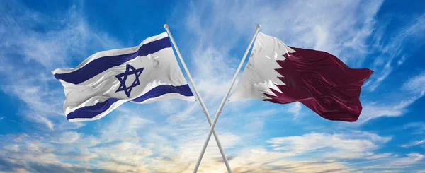 Croisé Drapeaux Nationaux Israël Qatar Drapeau Agitant Dans Vent Ciel — Photo