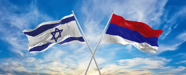 Israelin Tasavallan Srpskan Liput Liehuivat Tuulessa Pilvisellä Taivaalla Symboloi Suhdetta — kuvapankkivalokuva