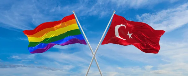 Gekruist Vlaggen Van Lgbt Turkije Vlag Zwaaien Wind Bewolkte Hemel — Stockfoto