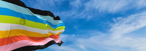 Bulutlu Gökyüzünde Rüzgarda Sallanan Garip Gurur Bayrağı Özgürlük Aşk Kavramı — Stok fotoğraf