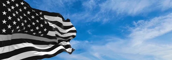 Thin Silver Line Usa Flagge Weht Bei Bewölktem Himmel Hintergrund — Stockfoto