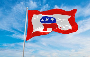 Minsk, Belarus - Mayıs 2021: Amerikan Cumhuriyetçi Partisi, ABD bayrağı günbatımında gökyüzüne bakıyor, panoramik manzara. Geniş afiş afiş için boşluk kopyala. 3d illüstrasyon.