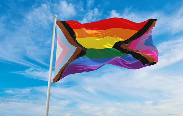 Bireysel Birlik Bayrağı Bulutlu Gökyüzünde Rüzgarda Dalgalanıyor Özgürlük Aşk Kavramı — Stok fotoğraf