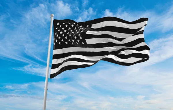 Černé Bílé Vlajky Usa Vlnící Větru Vlajkových Stožárech Proti Obloze — Stock fotografie