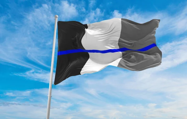 Dunne Blauwe Lijn Frankrijk Vlag Zwaaiend Naar Bewolkte Lucht Achtergrond — Stockfoto