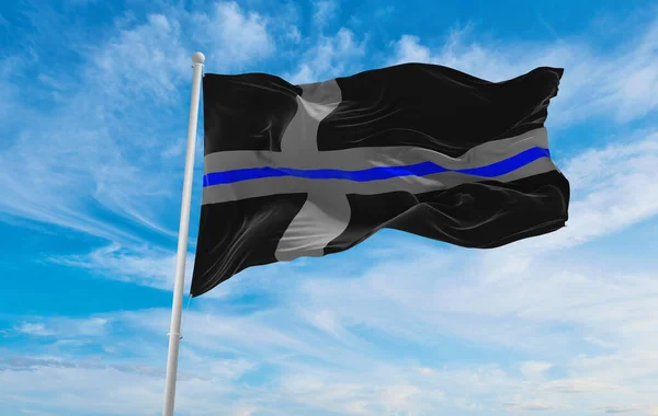 Tenká Modrá Čára Švédská Vlajka Vlnící Oblačném Pozadí Oblohy Při — Stock fotografie