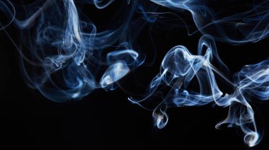 Siyah arkaplanda mavi duman ve soyut hareket dalgası girdabı. Bir tutam duman. Sigara dumanı dalgaları ve bulut dokusu