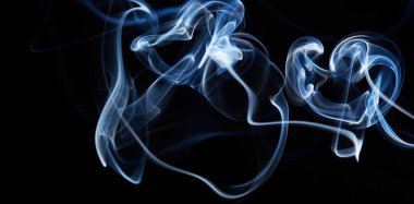 Siyah arkaplanda mavi duman ve soyut hareket dalgası girdabı. Bir tutam duman. Sigara dumanı dalgaları ve bulut dokusu