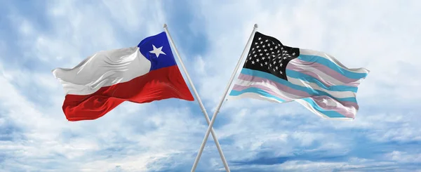 구름낀 하늘에서 칠레와 트랜스 아메리카의 국기가 바람에 흔들리는 관계를 상징하고 — 스톡 사진