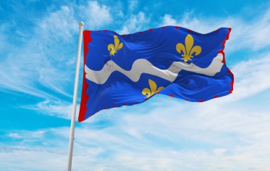 Indre, Fransa bayrağı, bulutlu arka planda gün batımında, panoramik manzara. Fransız seyahati ve vatanseverlik kavramı. Geniş afiş afiş için boşluk kopyala