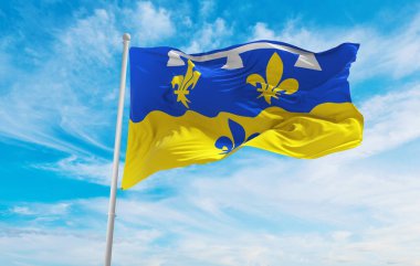 Fransa 'nın başkenti Landes' in bayrağı, bulutlu arka planda gün batımında, panoramik manzara. Fransız seyahati ve vatanseverlik kavramı. Geniş afiş afiş için boşluk kopyala