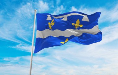 Loire Departmanı bayrağı, Fransa 'nın bulutlu arka planında gün batımında panoramik manzara. Fransız seyahati ve vatanseverlik kavramı. Geniş afiş afiş için boşluk kopyala